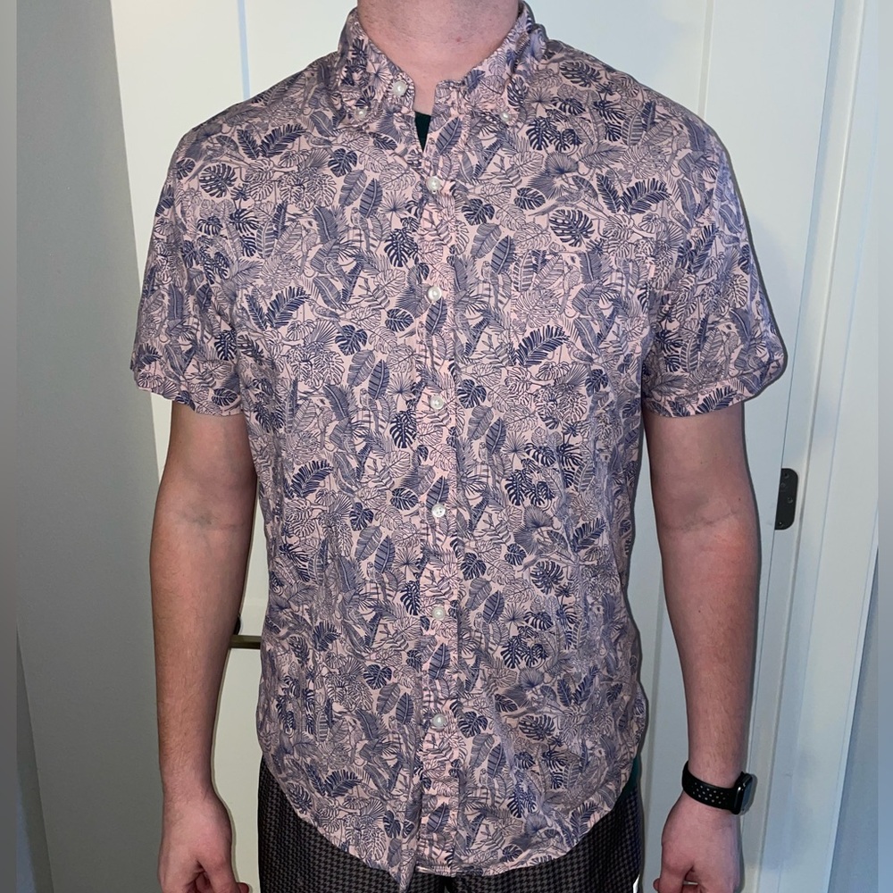 Men’s pale pink Hawaiian button up.